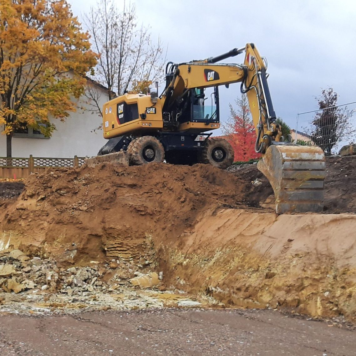 Bagger bei Erdarbeiten 
