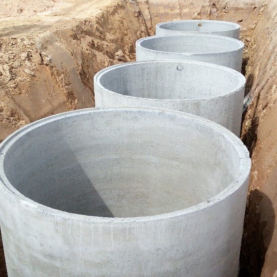 vier Zisternen im Erdloch