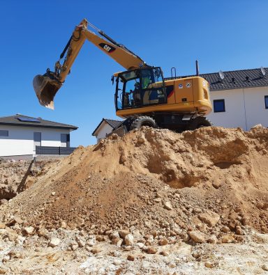 Mobilebagger auf Erdhügel